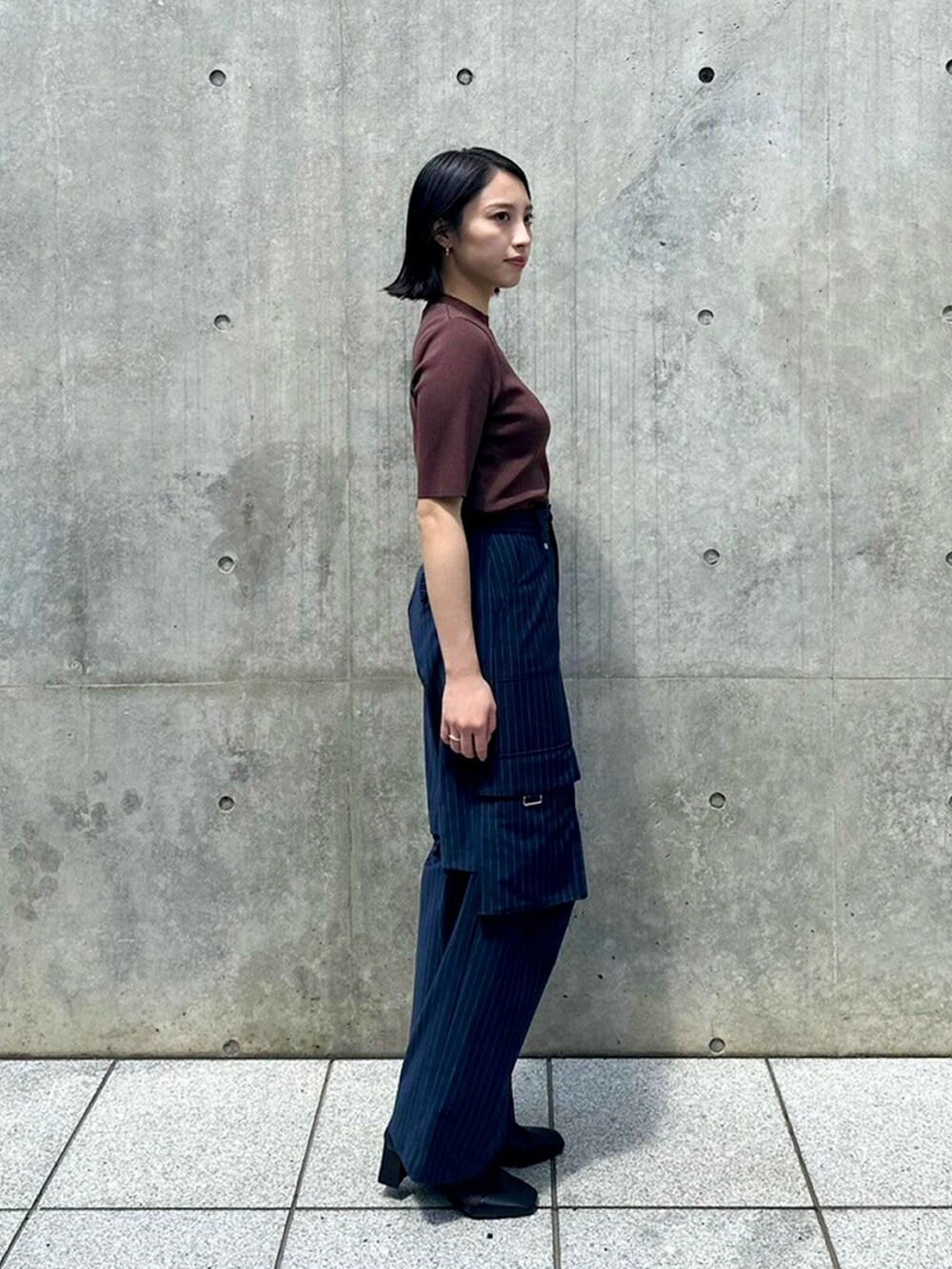 ブルー系のカーゴパンツを着用したレディースの春コーディネートの4枚目の写真