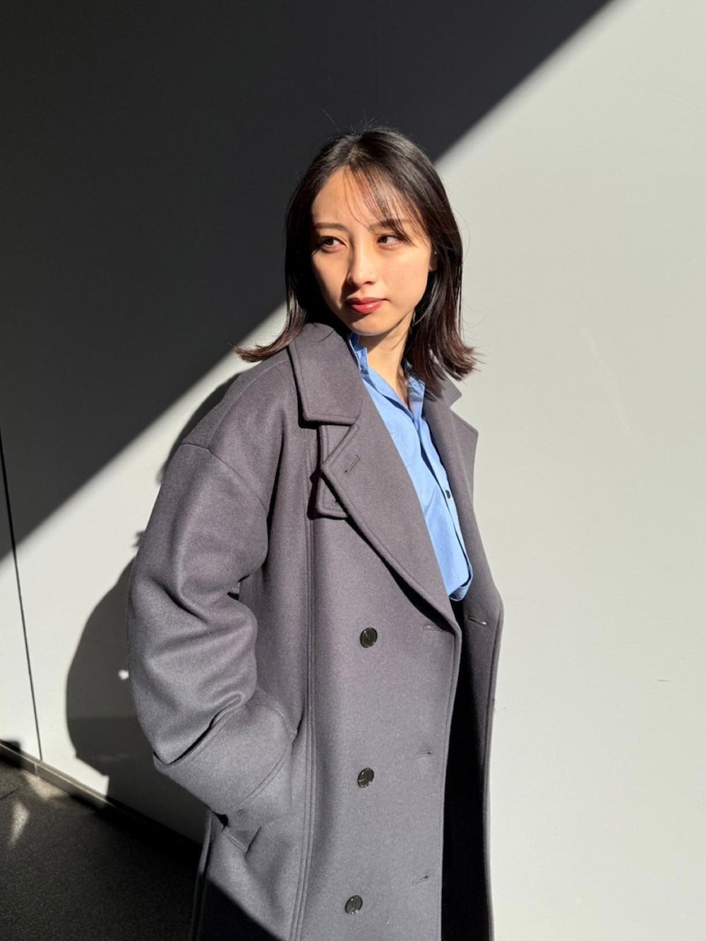 「UNITED TOKYOのビックカラーコート（ステンカラーコート、グレー系）」を使った、UNITED TOKYO STAFFさん（レディース・161cm）の秋コーディネートの4枚目の写真