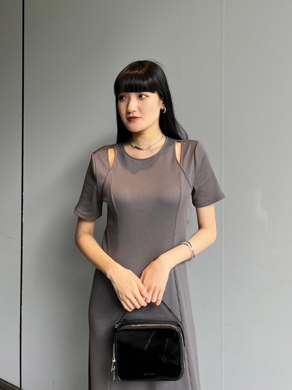 グレー系のワンピースを着用したレディースの夏コーディネートの4枚目の写真