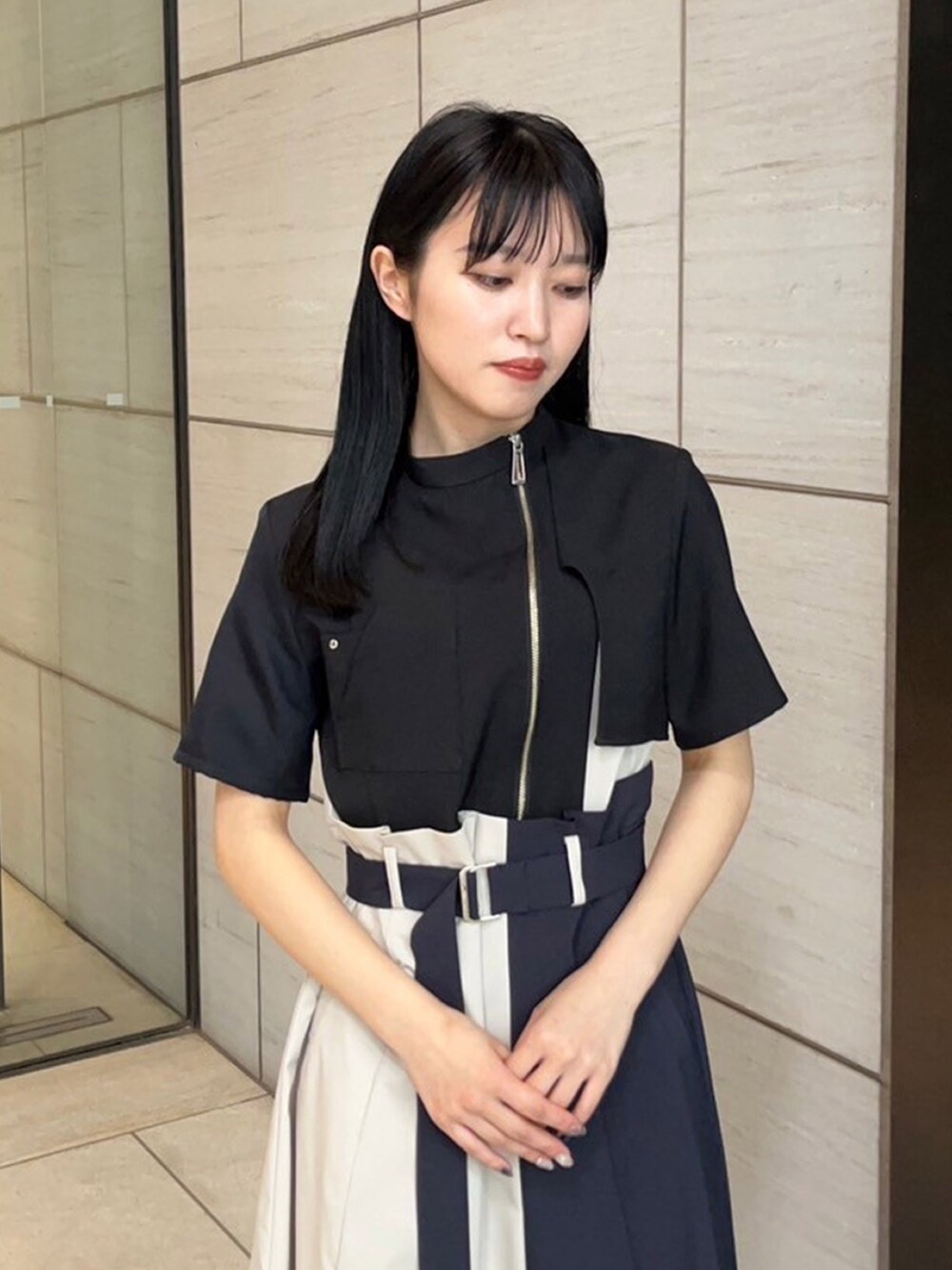 ブラック系のワンピースを着用したレディースの春コーディネートの5枚目の写真