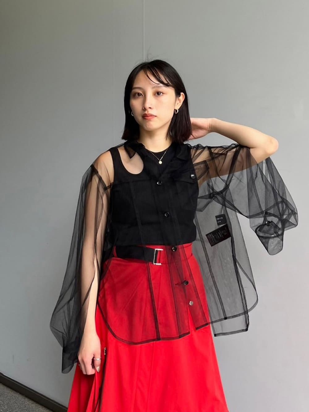 ブラック系のシャツ/ブラウス、ブラック系のタンクトップ、レッド系のスカートを着用したレディースの夏コーディネートの4枚目の写真