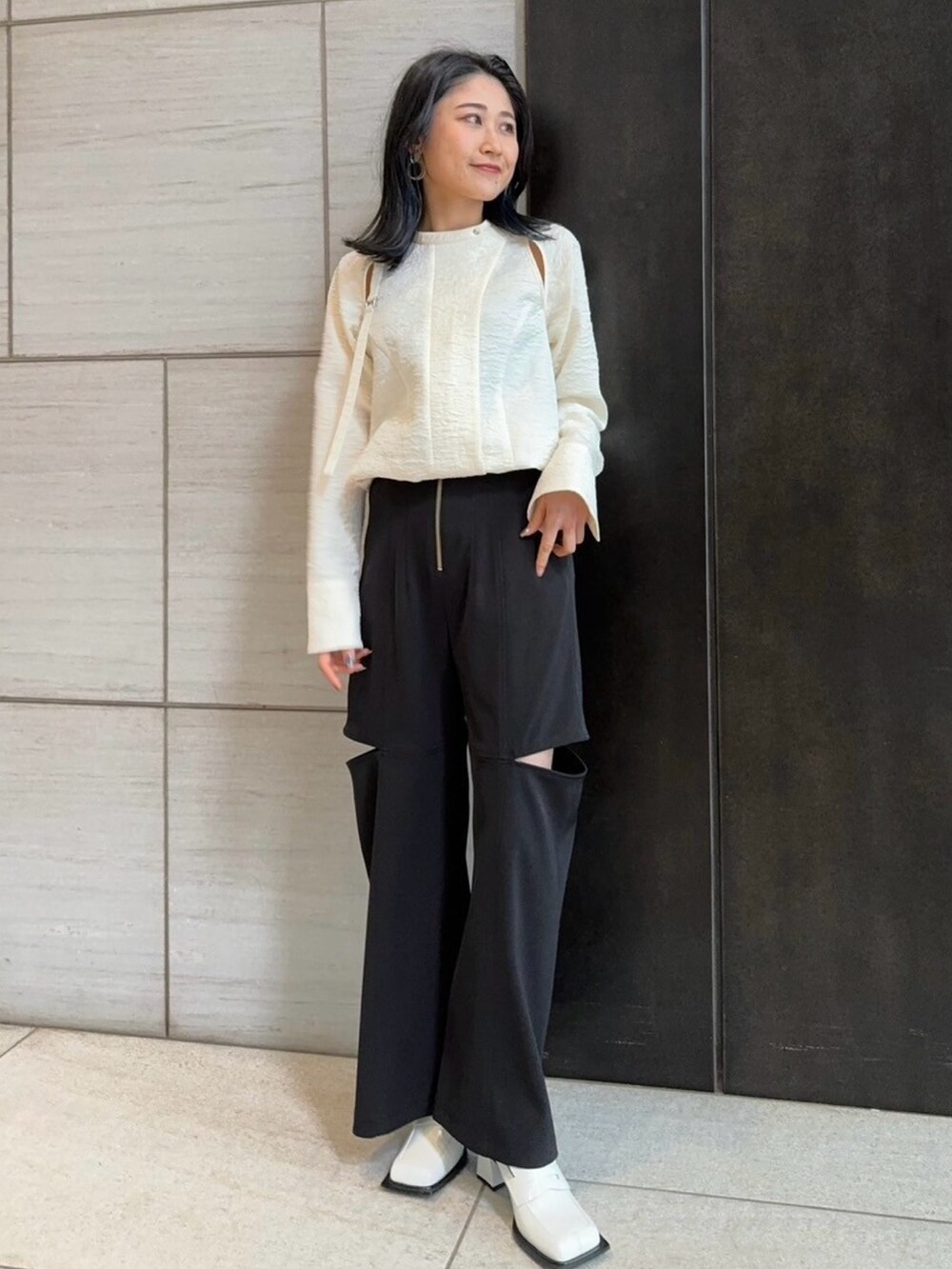 ブラック系のその他パンツ、ホワイト系のシャツ/ブラウスを着用したレディースの春コーディネートの6枚目の写真