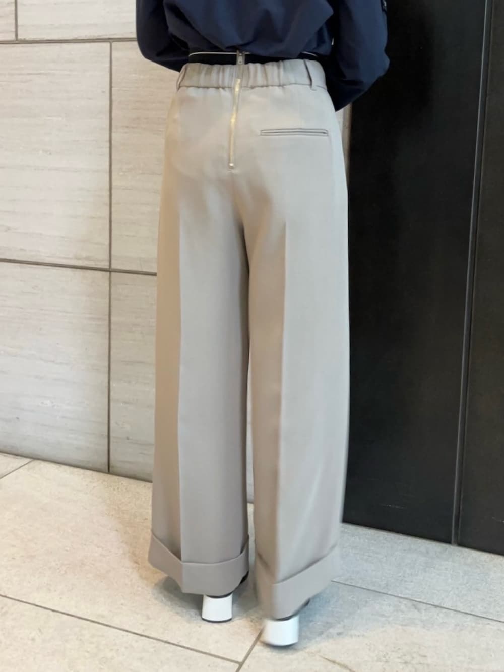 ベージュ系のその他パンツ、ブルー系のシャツ/ブラウスを着用したレディースの春コーディネートの9枚目の写真