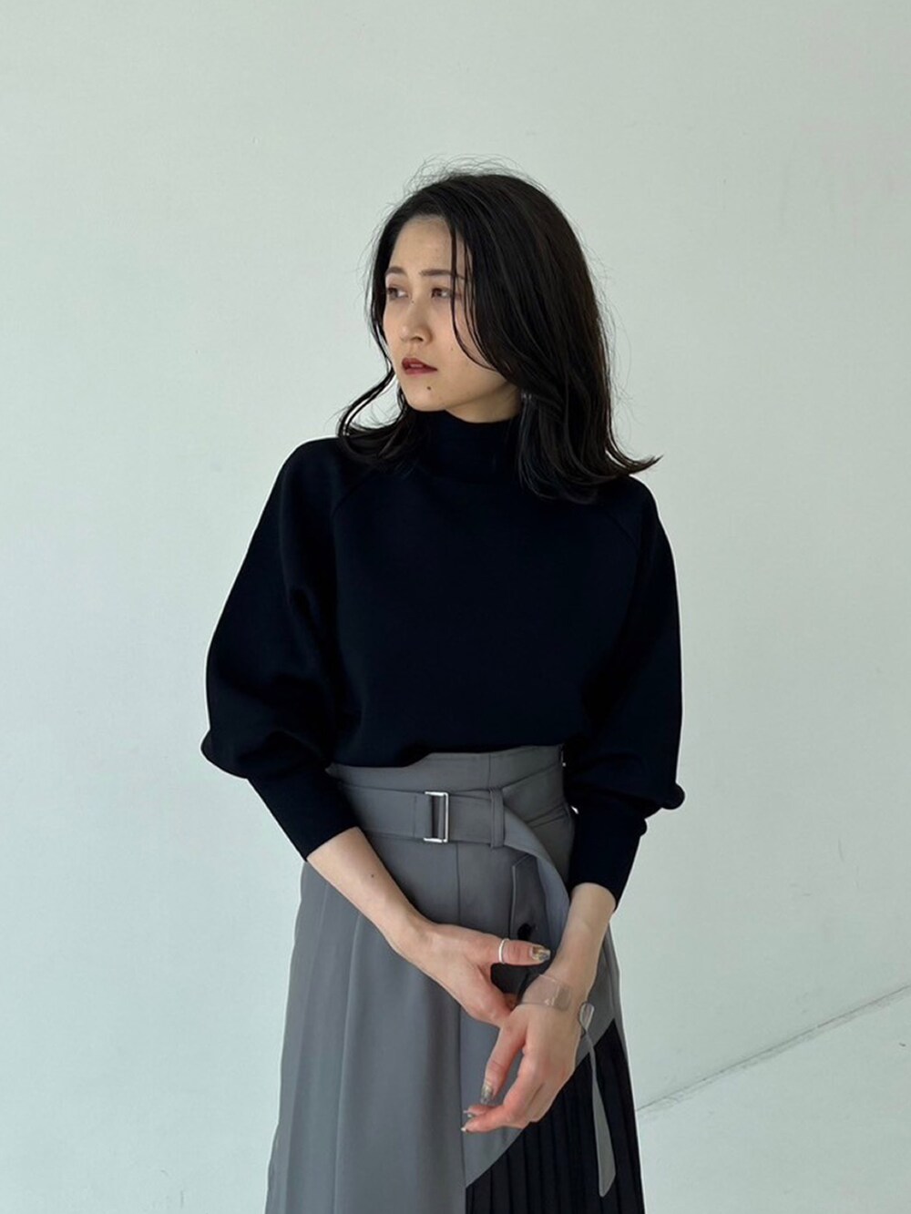 グリーン系のスカートを着用したレディースの秋コーディネートの4枚目の写真