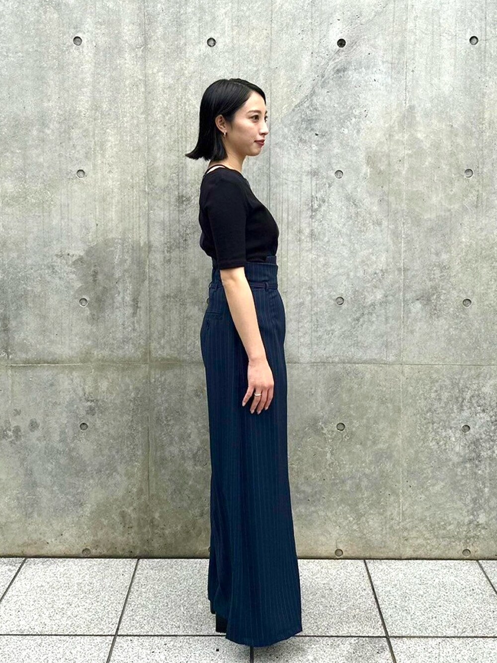 ブラック系のTシャツ/カットソー、その他のスラックスを着用したレディースの春コーディネートの4枚目の写真