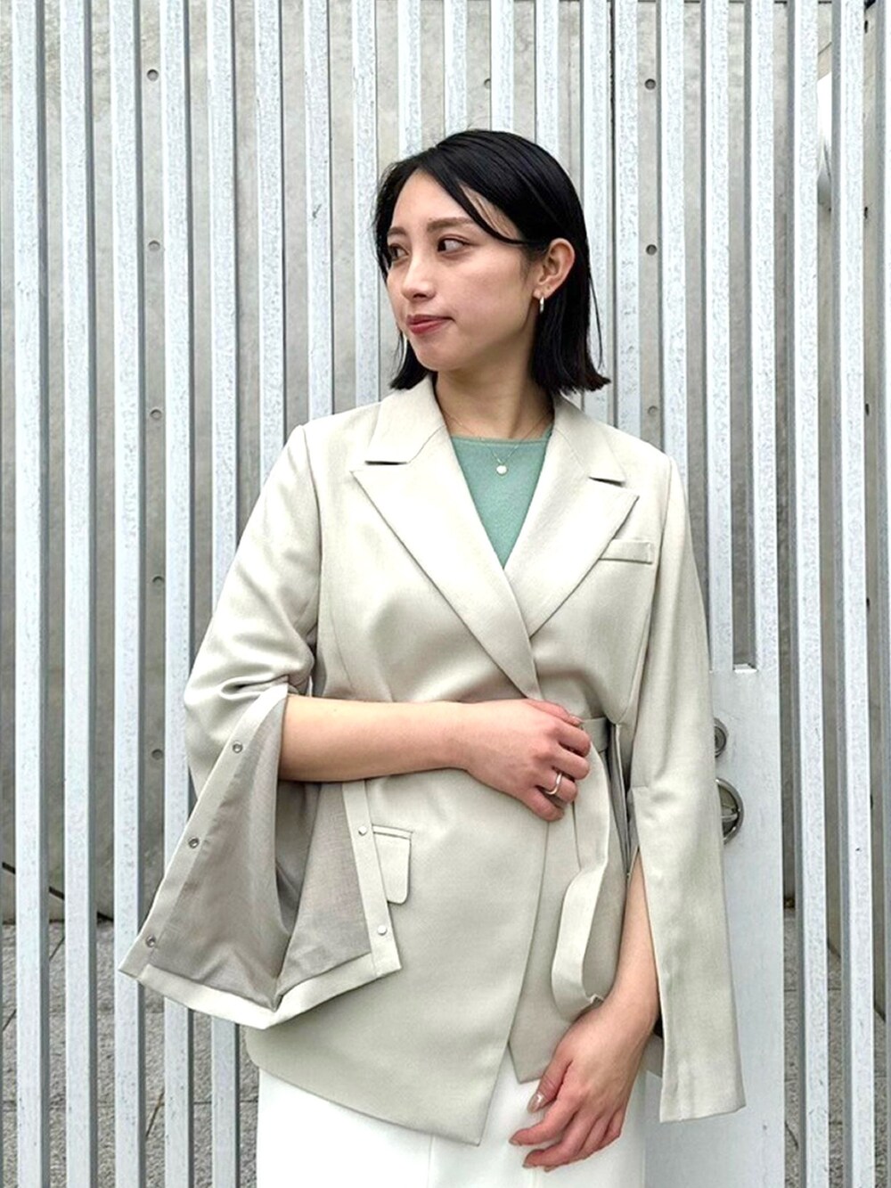 ベージュ系のセットアップを着用したレディースの春コーディネートの7枚目の写真