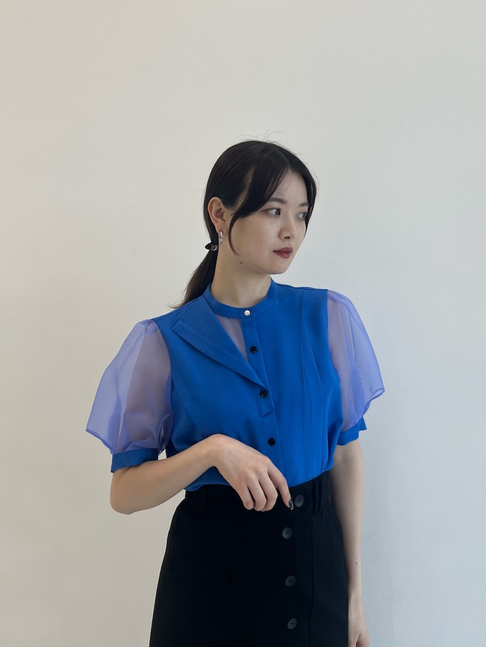 ブルー系のシャツ/ブラウス、ブラック系のスカートを着用したレディースの夏コーディネートの3枚目の写真