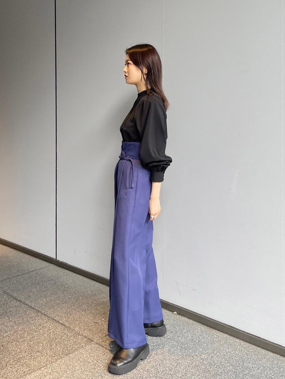 グレー系のシャツ/ブラウス、ブルー系のその他パンツを着用したレディースの秋コーディネートの2枚目の写真