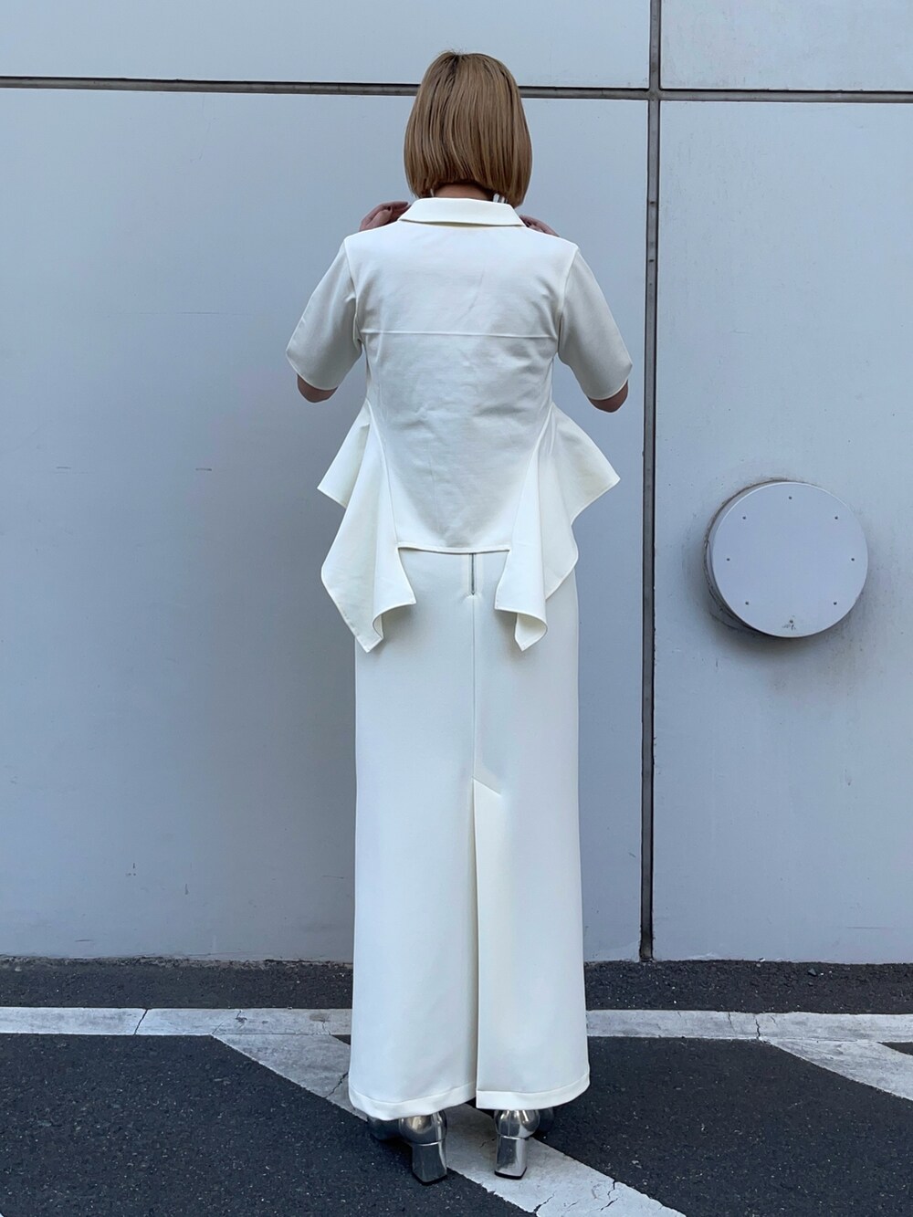 ベージュ系のTシャツ/カットソー、ホワイト系のスカートを着用したレディースの春コーディネートの3枚目の写真