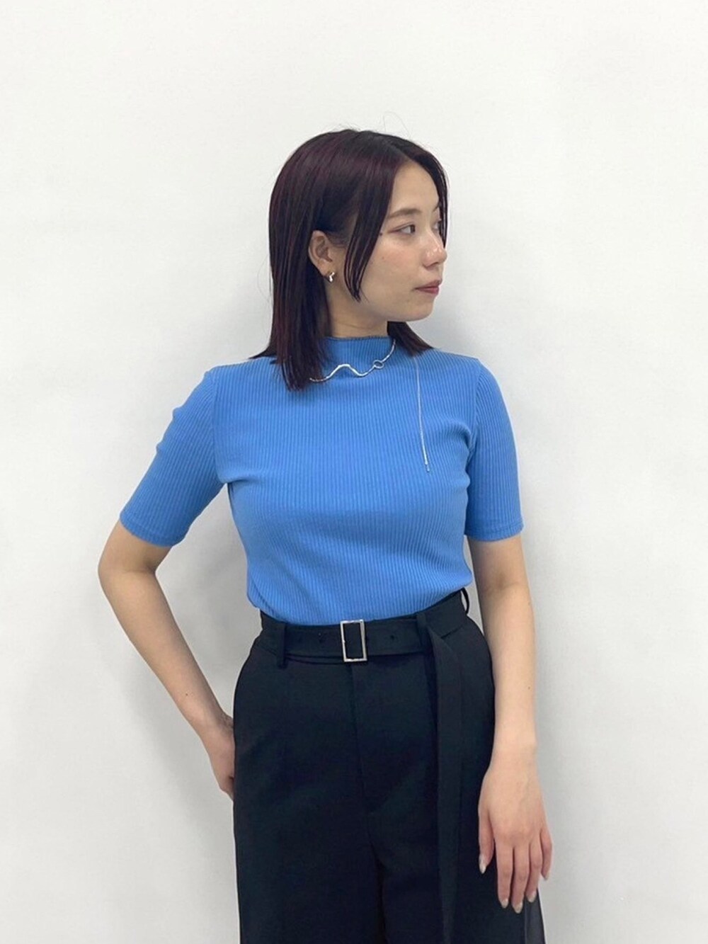 ブルー系のTシャツ/カットソー、ブラック系のその他パンツを着用したレディースの春コーディネートの5枚目の写真