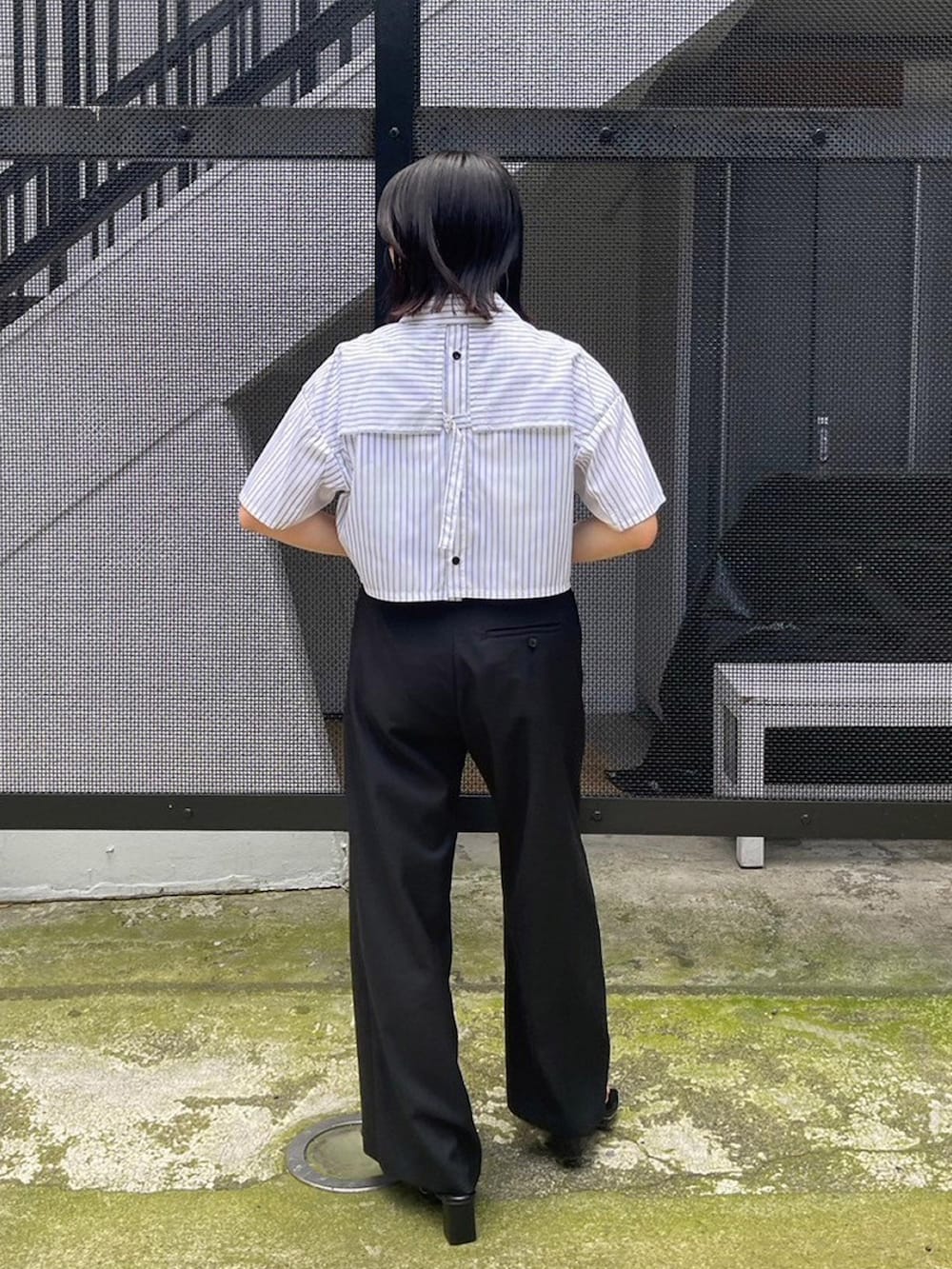 その他のシャツ/ブラウス、ブラック系のその他パンツを着用したレディースの春コーディネートの3枚目の写真