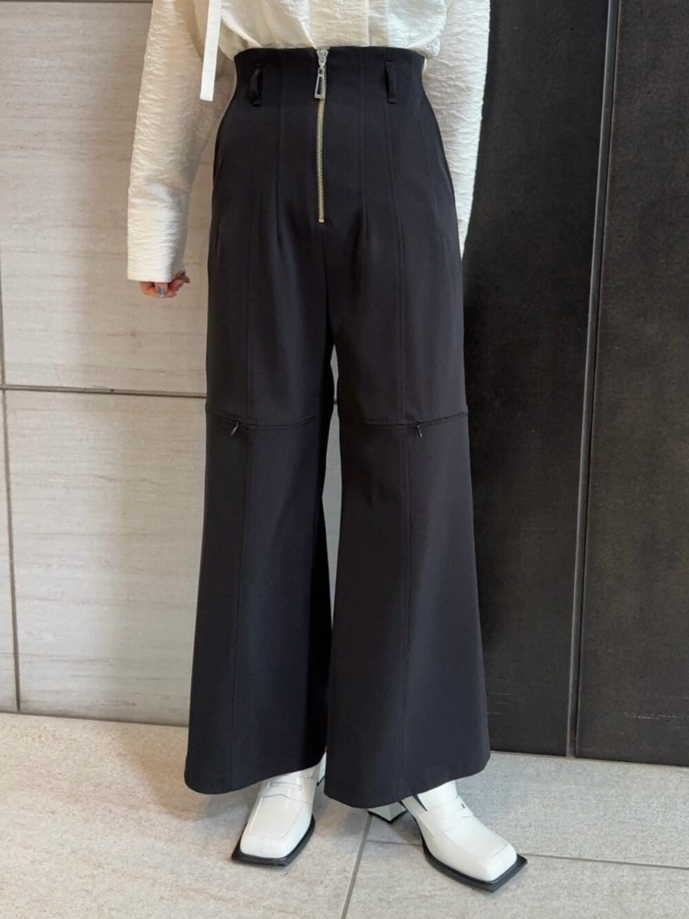 ブラック系のその他パンツ、ホワイト系のシャツ/ブラウスを着用したレディースの春コーディネートの4枚目の写真