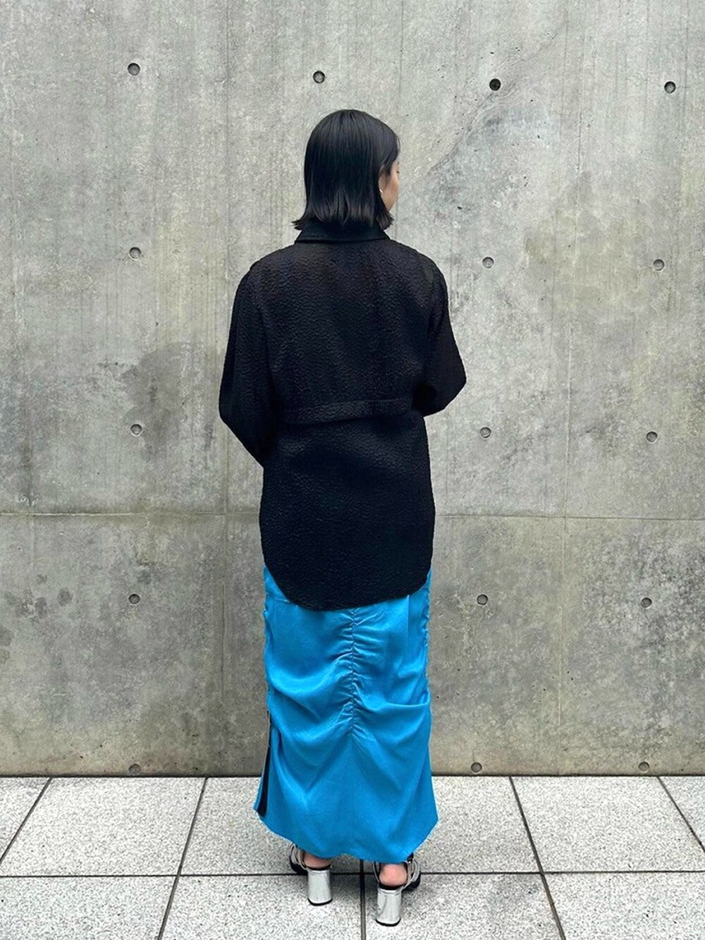 ブラック系のシャツ/ブラウスを着用したレディースの春コーディネートの3枚目の写真