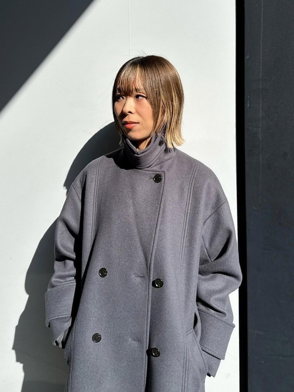 「UNITED TOKYOのビックカラーコート（ステンカラーコート、グレー系）」を使った、UNITED TOKYO STAFFさん（レディース・165cm）の秋コーディネートの4枚目の写真