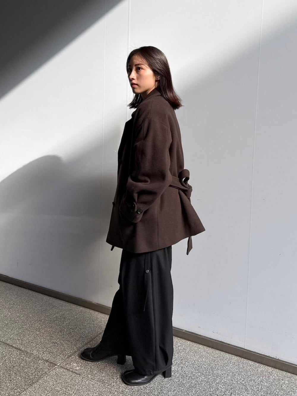 ブラウン系のその他アウターを着用したレディースの秋コーディネートの2枚目の写真