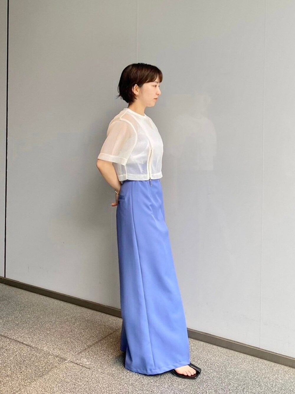 ホワイト系のシャツ/ブラウス、ブルー系のスラックスを着用したレディースの春コーディネートの4枚目の写真