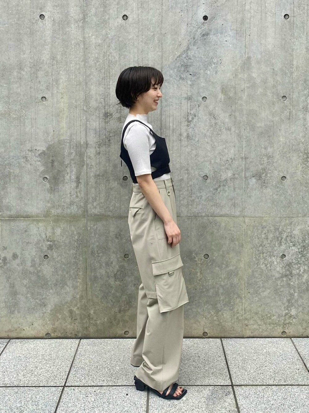 ホワイト系のTシャツ/カットソー、ブラック系のベストを着用したレディースの春コーディネートの4枚目の写真