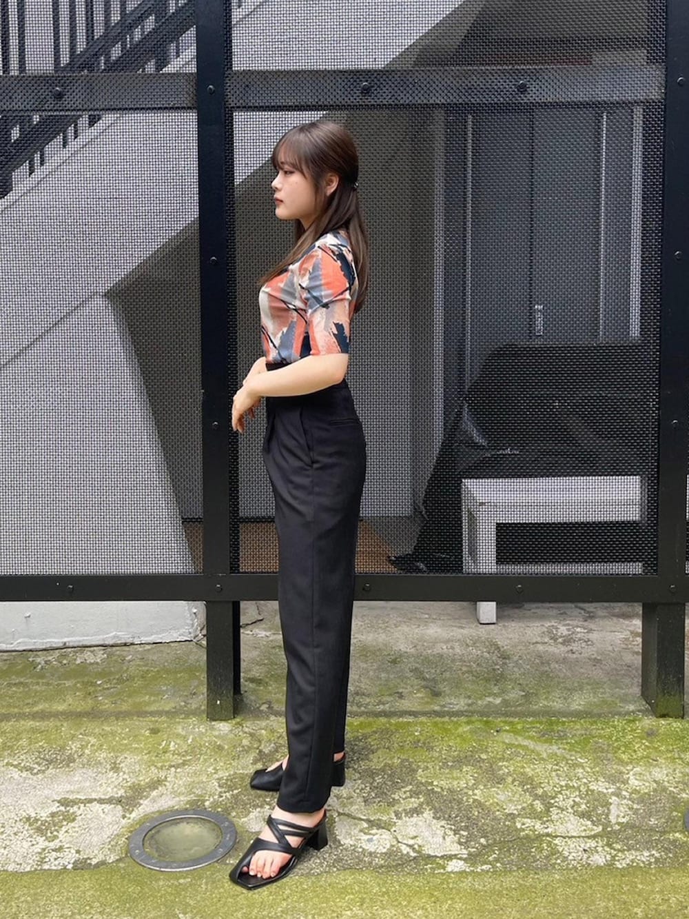 ベージュ系のTシャツ/カットソー、ブラック系のスラックスを着用したレディースの春コーディネートの2枚目の写真