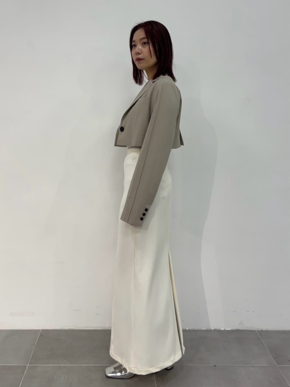 ベージュ系のテーラードジャケットを着用したレディースの春コーディネートの2枚目の写真