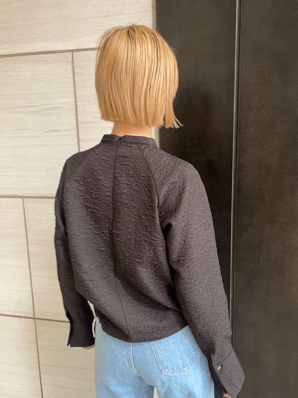 ブラック系のシャツ/ブラウスを着用したレディースの春コーディネートの6枚目の写真