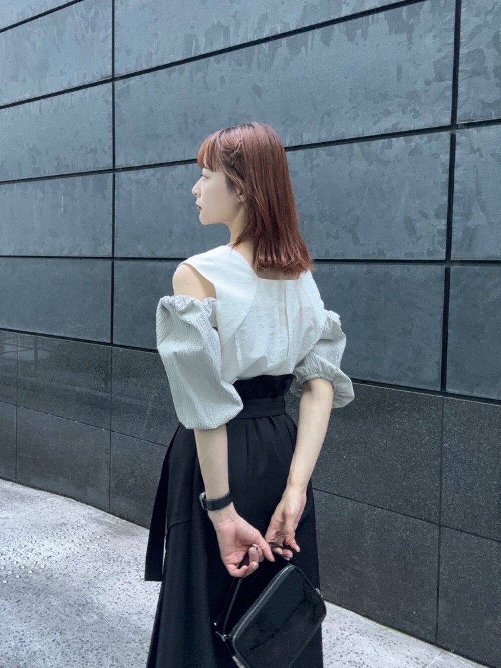 ホワイト系のシャツ/ブラウス、ブラック系のスカートを着用したレディースの夏コーディネートの3枚目の写真