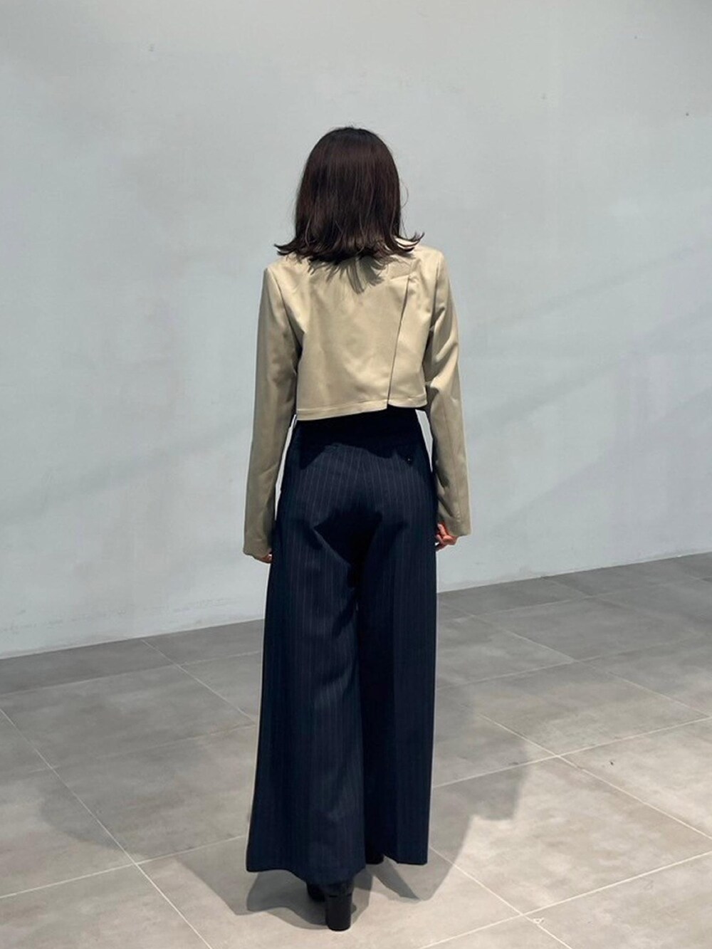 その他のスラックス、ベージュ系のテーラードジャケット、グレー系のTシャツ/カットソーを着用したレディースの秋コーディネートの3枚目の写真