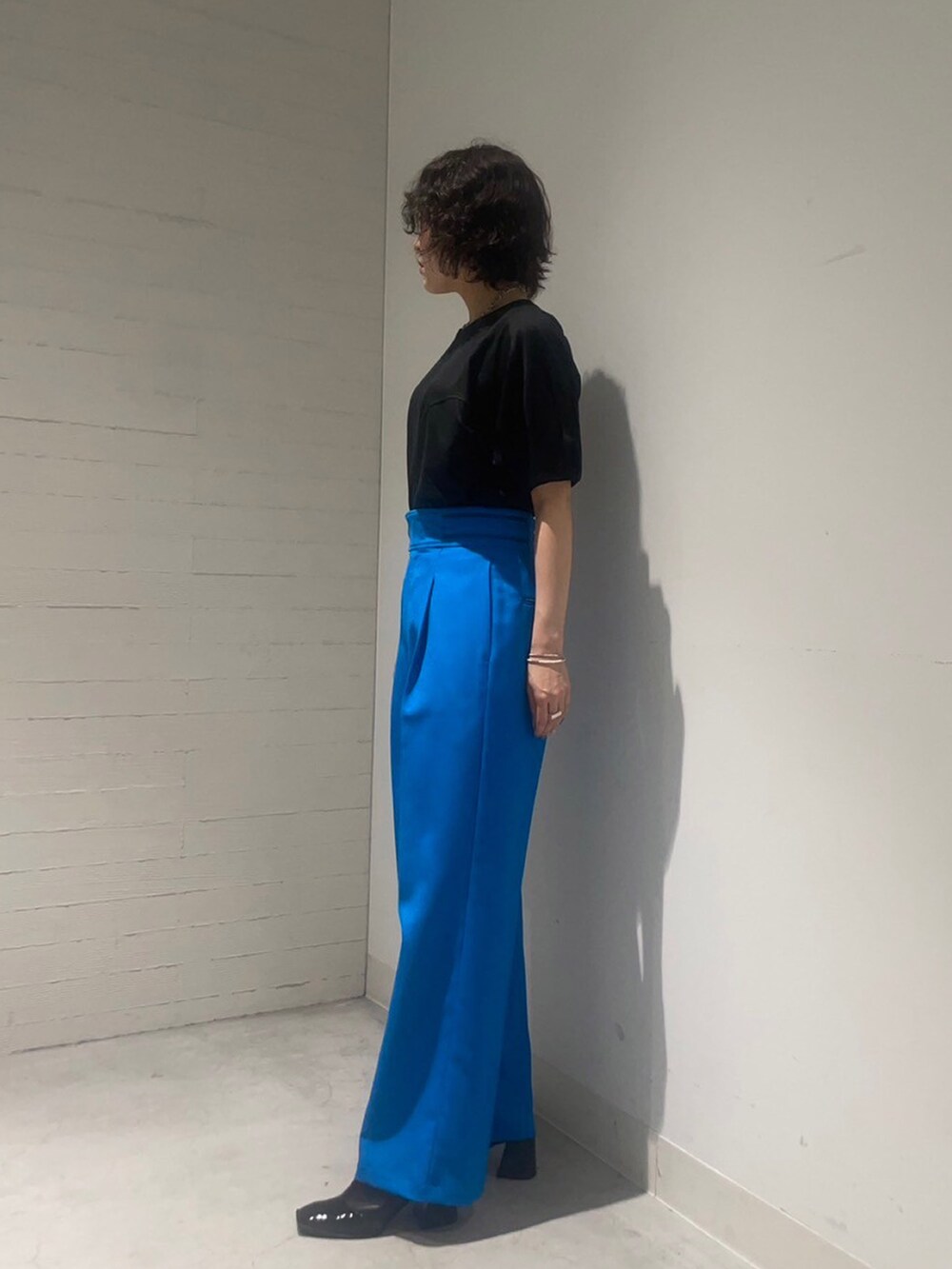 ブラック系のTシャツ/カットソーを着用したレディースの夏コーディネートの2枚目の写真