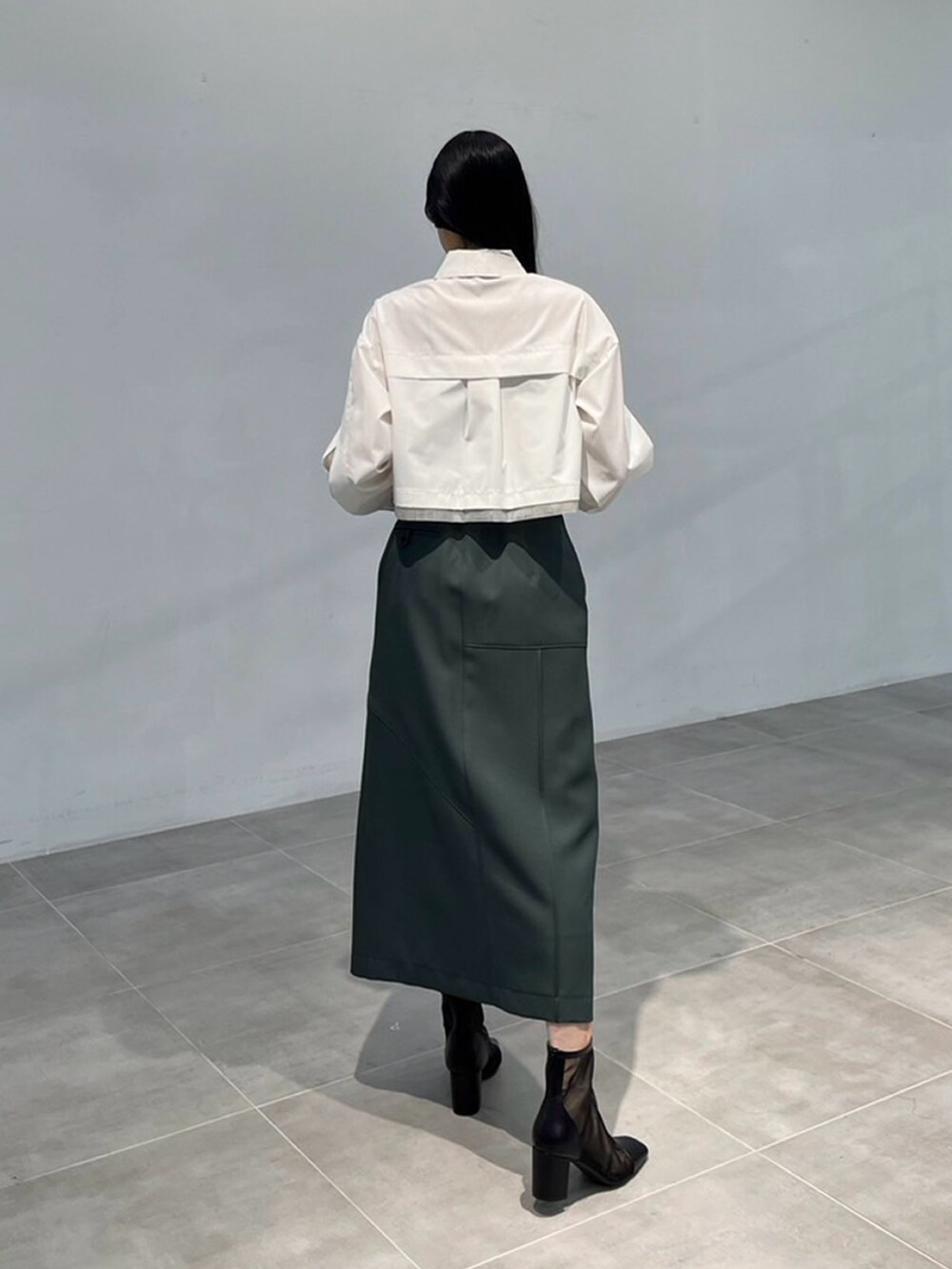 ホワイト系のシャツ/ブラウス、グリーン系のスカートを着用したレディースの秋コーディネートの4枚目の写真