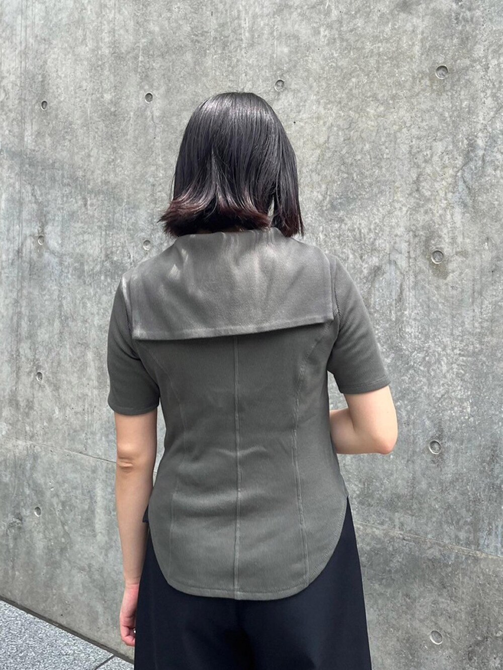 グリーン系のTシャツ/カットソー、ブラック系のスラックスを着用したレディースの夏コーディネートの4枚目の写真