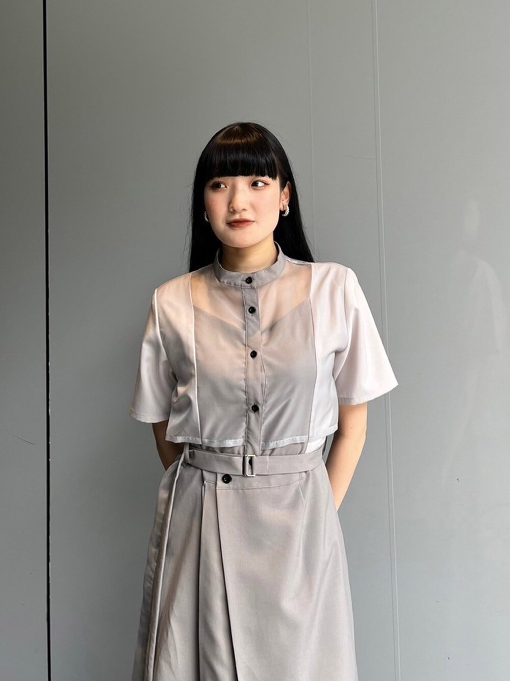 ホワイト系のシャツワンピースを着用したレディースの夏コーディネートの3枚目の写真