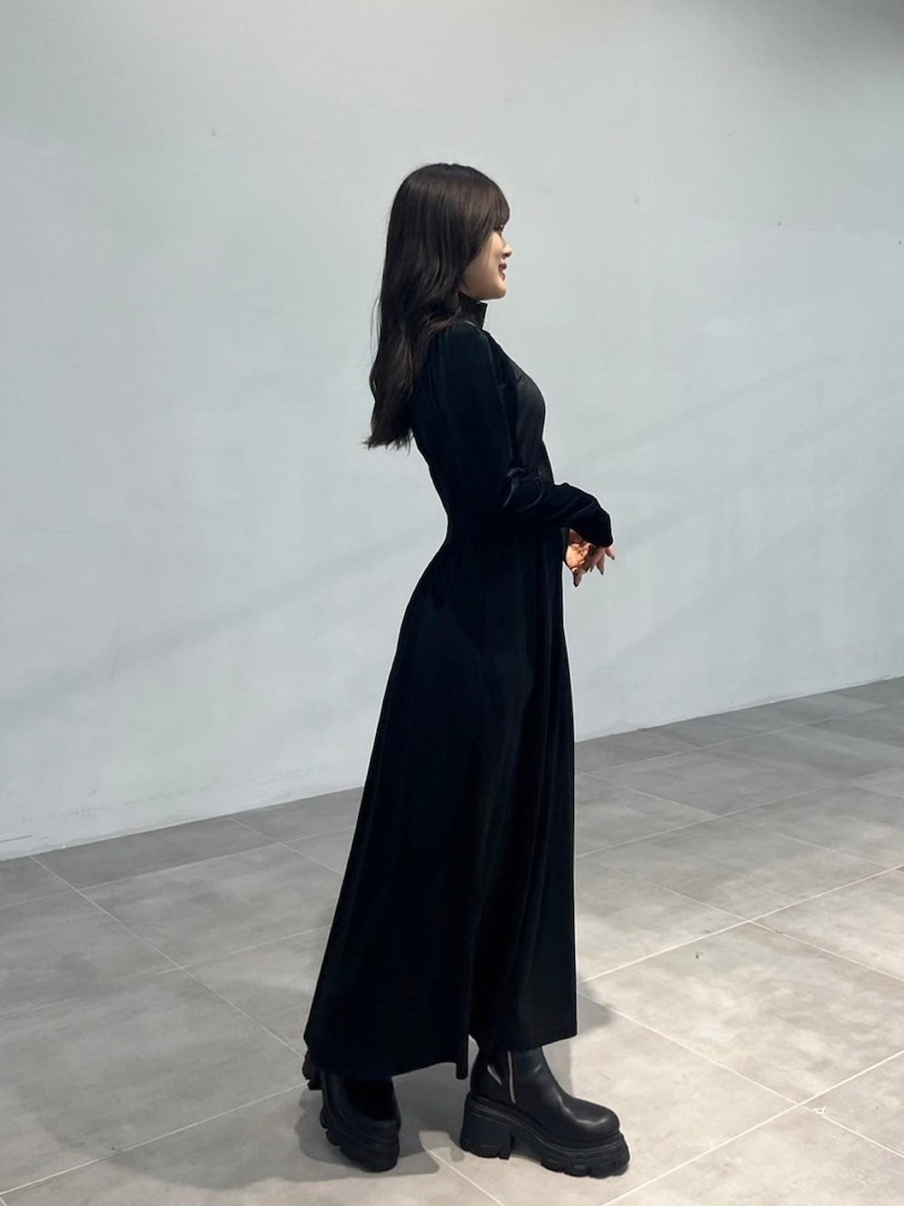 ブラック系のワンピースを着用したレディースの秋コーディネートの2枚目の写真
