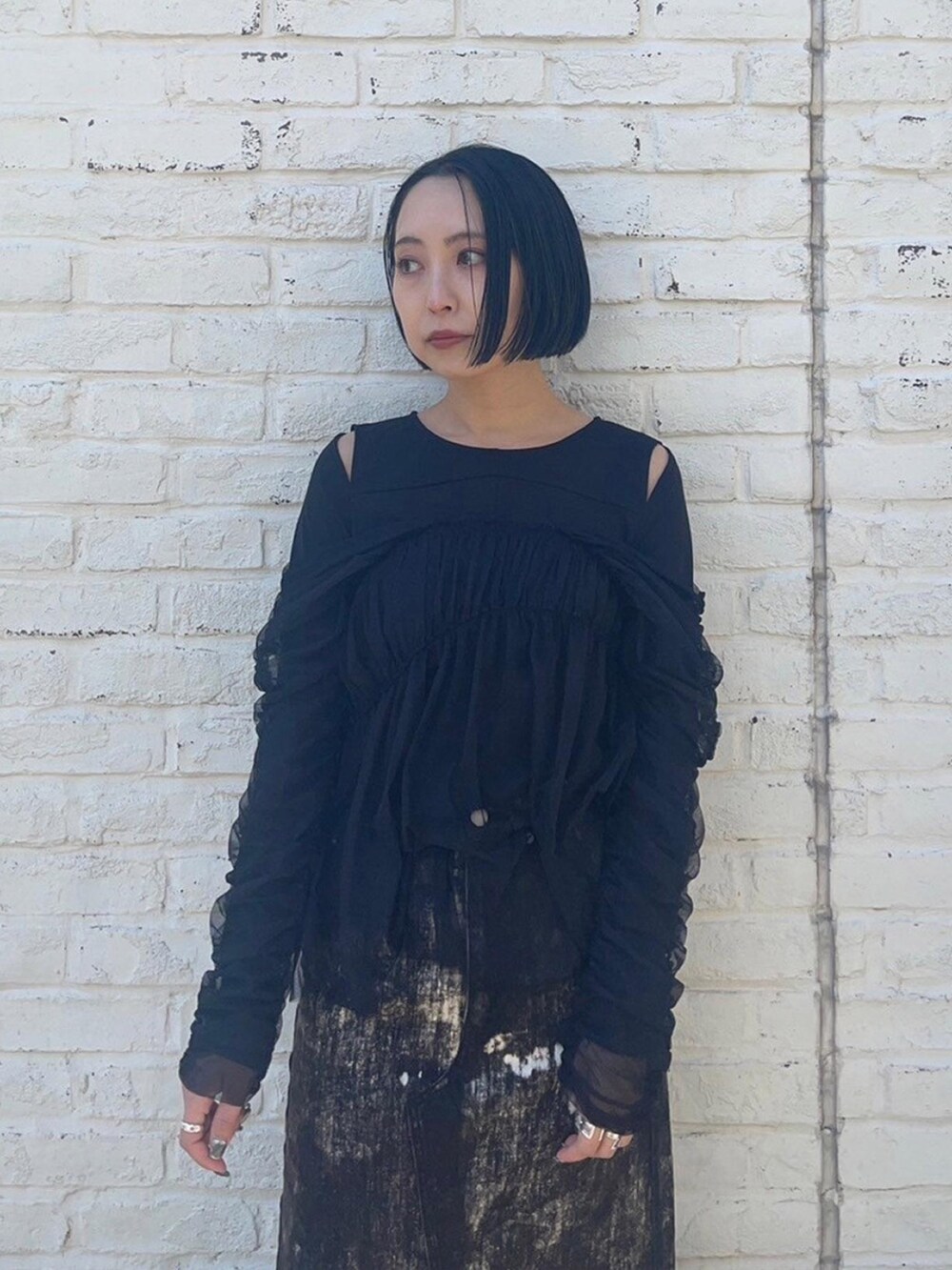 ブラック系のTシャツ/カットソー、その他のデニムスカートを着用したレディースの春コーディネートの5枚目の写真