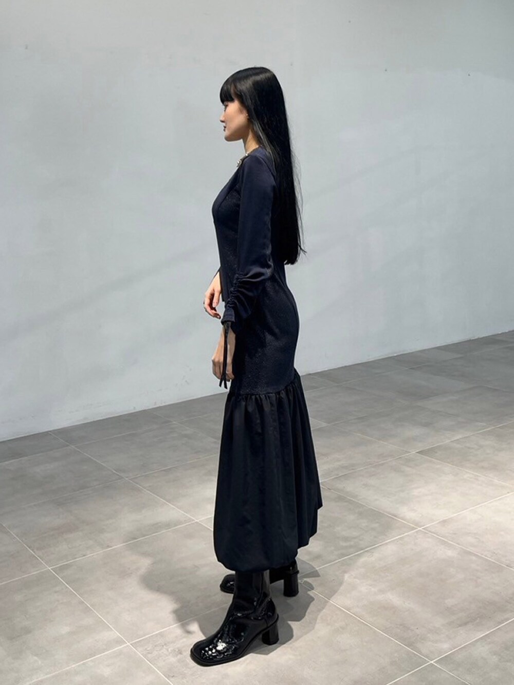 ブルー系のワンピースを着用したレディースの秋コーディネートの2枚目の写真