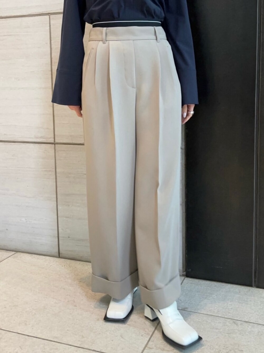 ベージュ系のその他パンツ、ブルー系のシャツ/ブラウスを着用したレディースの春コーディネートの7枚目の写真