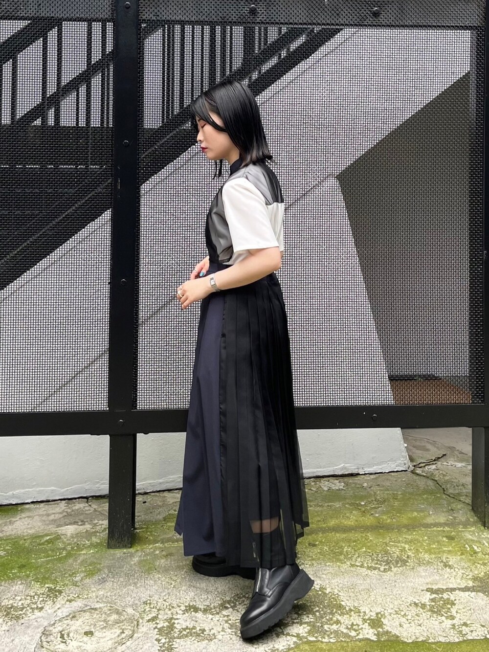 ブラック系のシャツワンピースを着用したレディースの春コーディネートの3枚目の写真