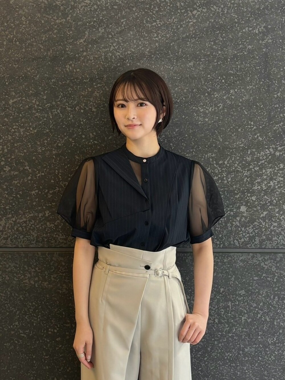 ブルー系のシャツ/ブラウス、グレー系のスラックス、ブラック系のサンダルを着用したレディースの夏コーディネートの2枚目の写真