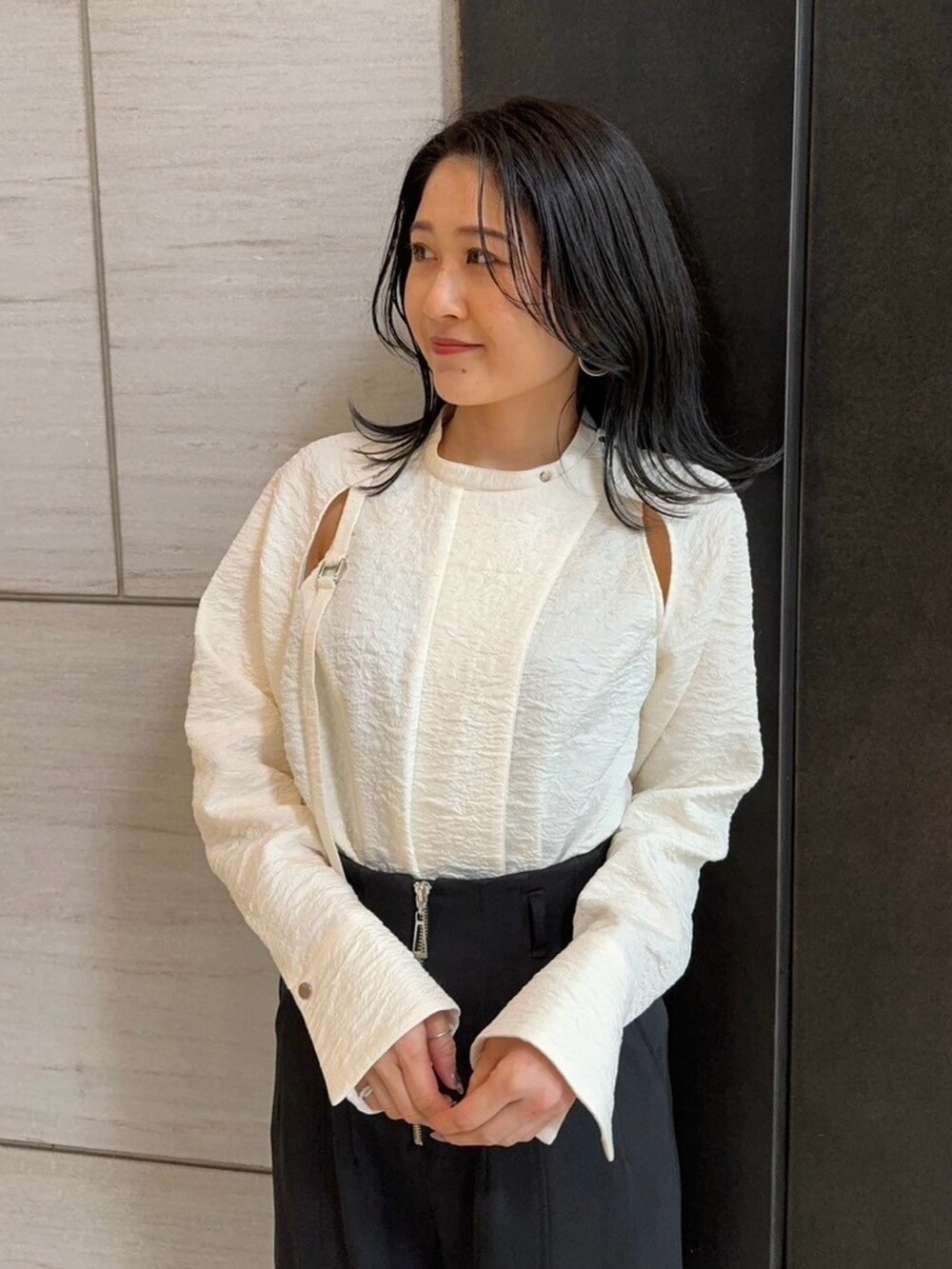 ブラック系のその他パンツ、ホワイト系のシャツ/ブラウスを着用したレディースの春コーディネートの8枚目の写真