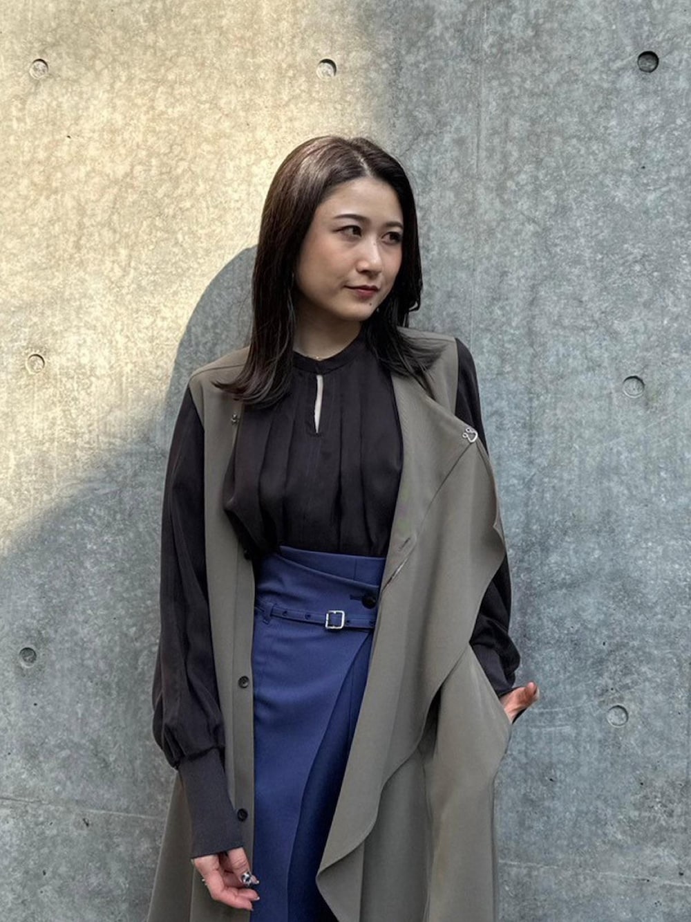 ベージュ系のワンピース、ブラウン系のシャツ/ブラウス、ブルー系のその他パンツを着用したレディースの秋コーディネートの4枚目の写真