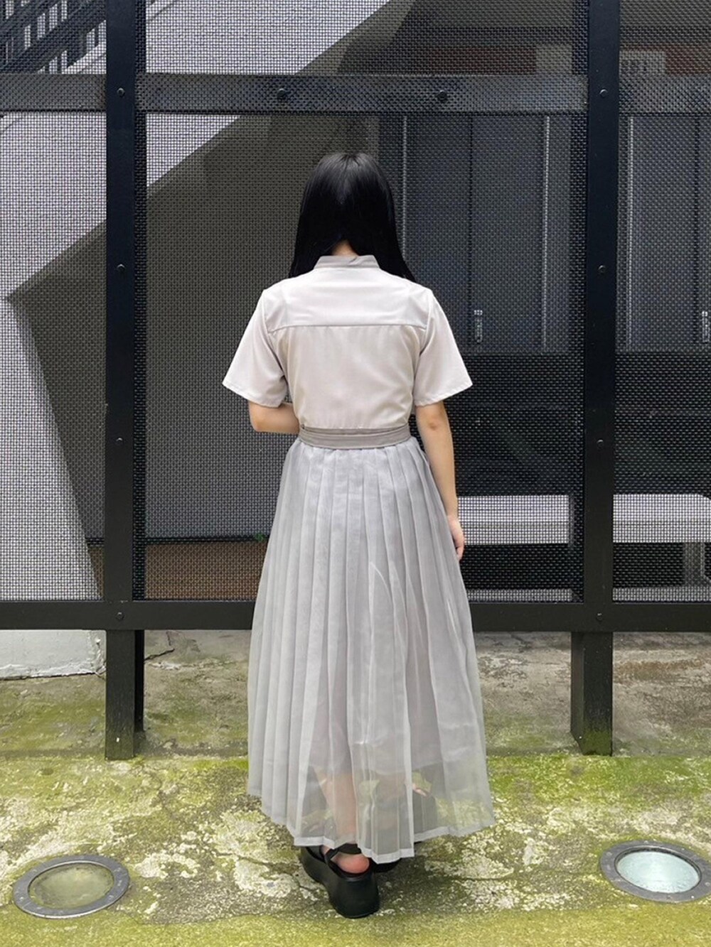 ホワイト系のシャツワンピースを着用したレディースの春コーディネートの3枚目の写真