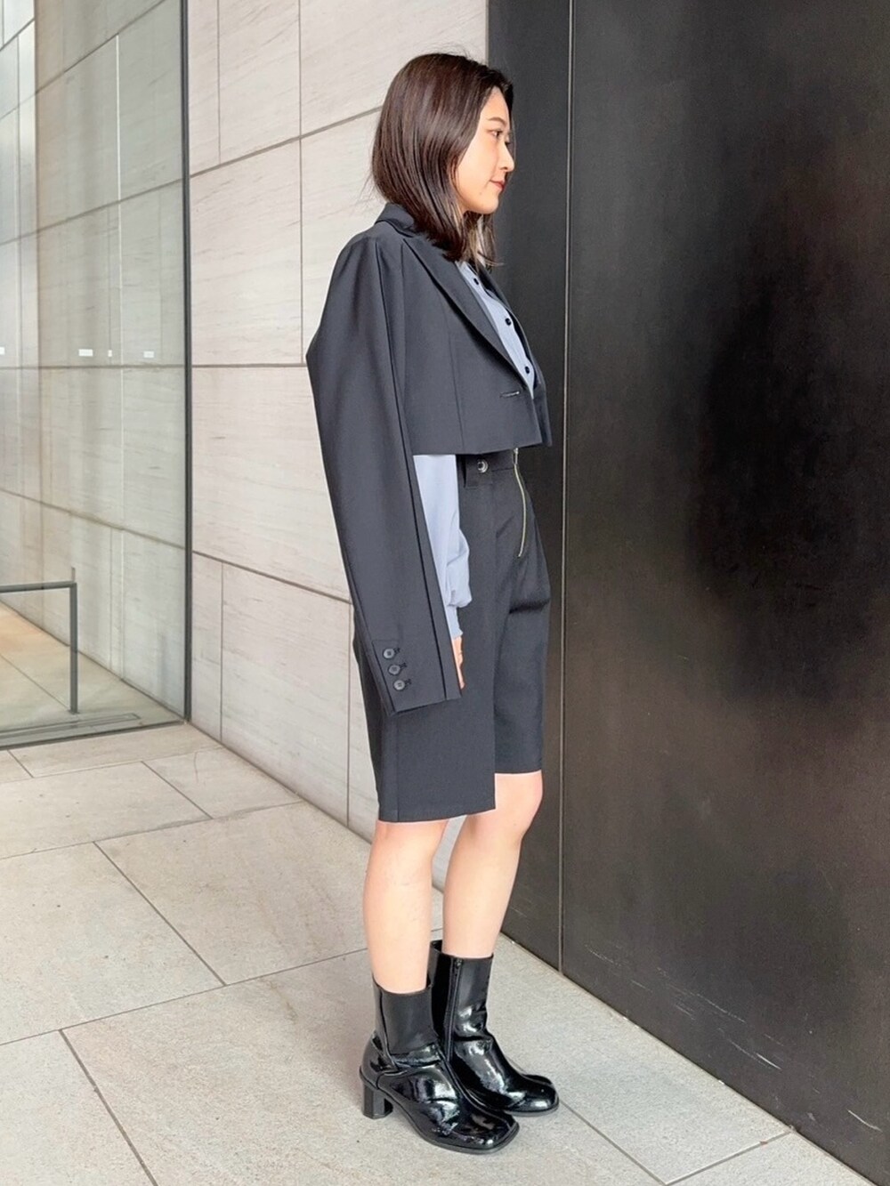 グレー系のシャツ/ブラウス、ブラック系のテーラードジャケット、ブラック系のその他パンツを着用したレディースの春コーディネートの4枚目の写真