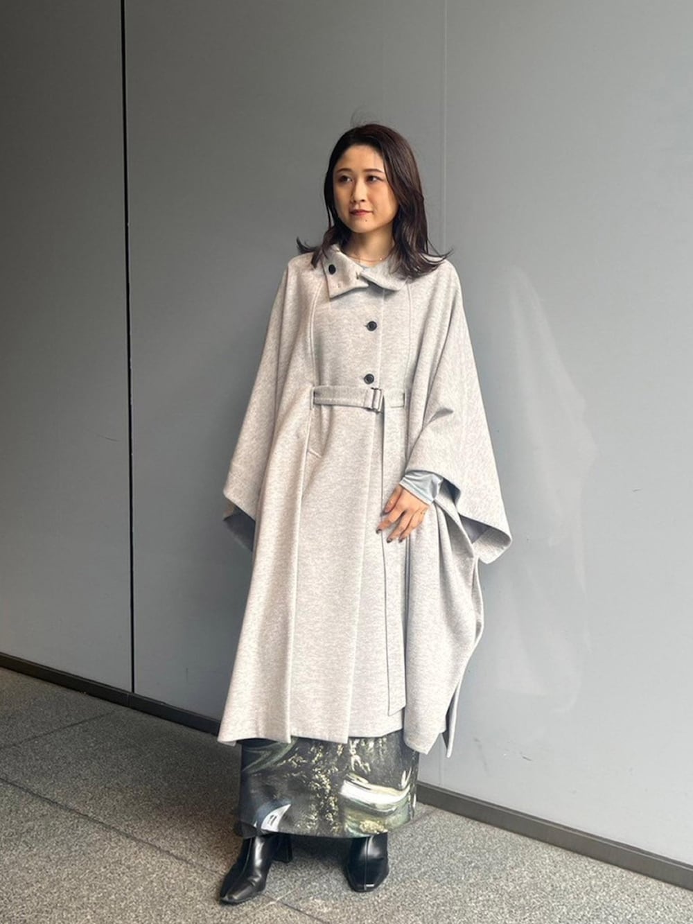 「UNITED TOKYOのロングケープコート（ポンチョ、グレー系）」を使った、UNITED TOKYO STAFFさん（レディース・158cm）の秋コーディネートの5枚目の写真