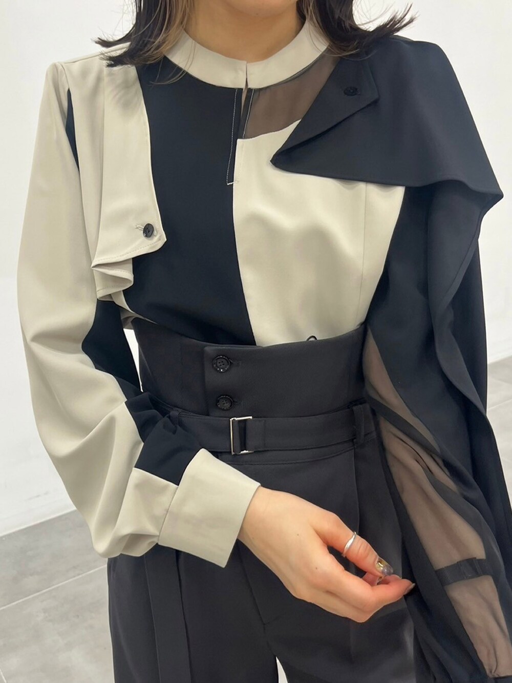 その他のシャツ/ブラウス、グレー系のスラックスを着用したレディースの秋コーディネートの4枚目の写真