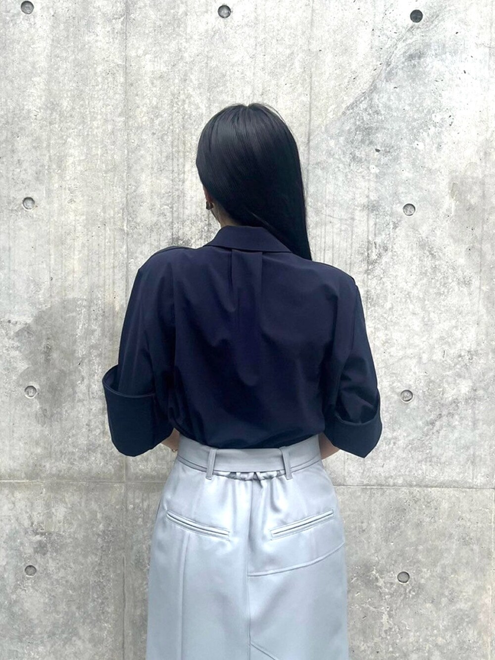 ブルー系のシャツ/ブラウス、グレー系のスカートを着用したレディースの春コーディネートの6枚目の写真