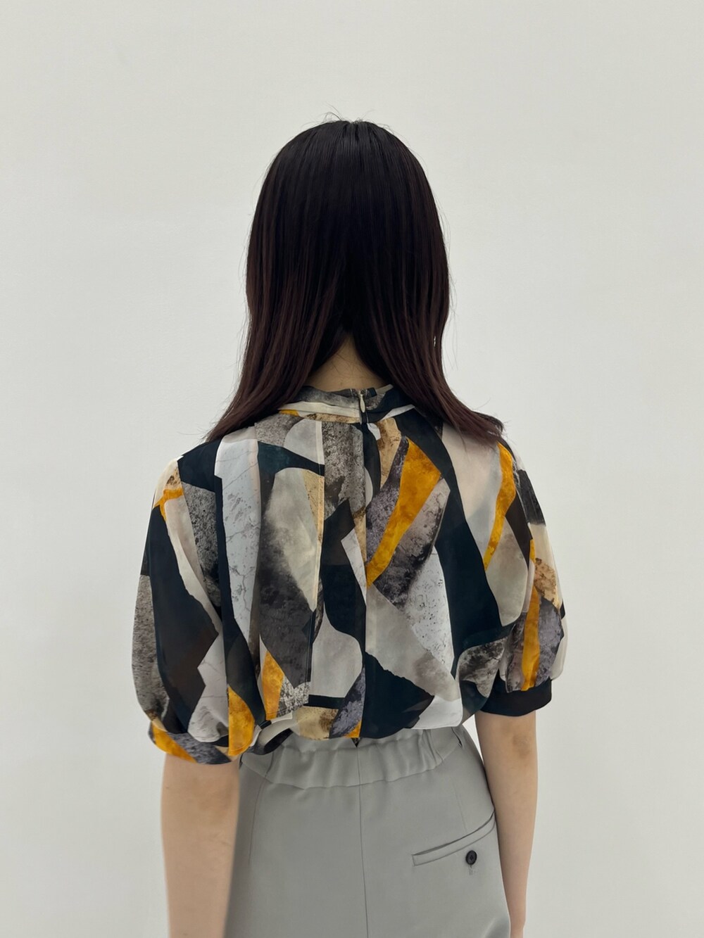 イエロー系のシャツ/ブラウス、グレー系のその他パンツを着用したレディースの春コーディネートの6枚目の写真