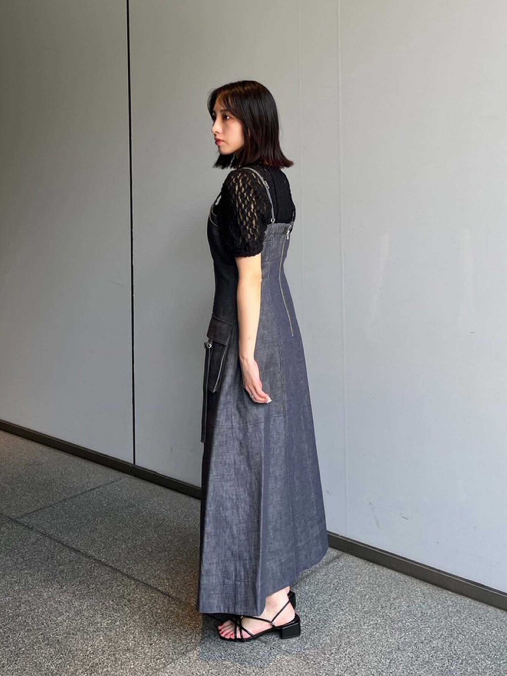 ブラック系のTシャツ/カットソー、ブルー系のジャンパースカートを着用したレディースの夏コーディネートの2枚目の写真