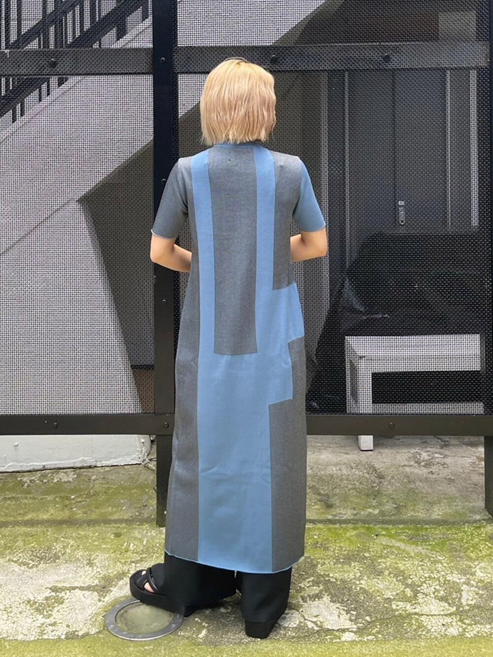 ブルー系のワンピース、ブラック系のその他パンツを着用したレディースの夏コーディネートの3枚目の写真