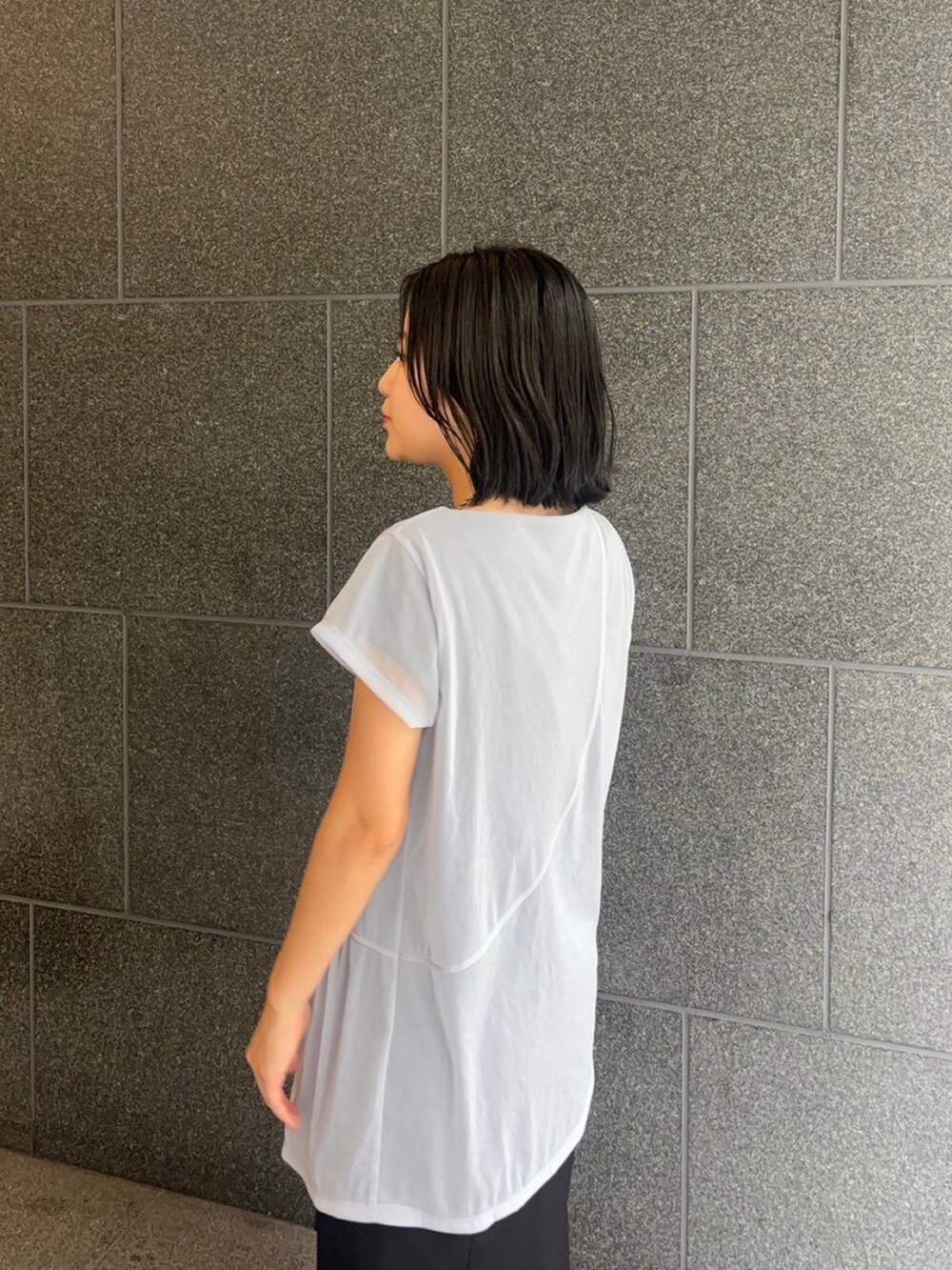 ブルー系のTシャツ/カットソー、ブラック系のスカートを着用したレディースの夏コーディネートの4枚目の写真