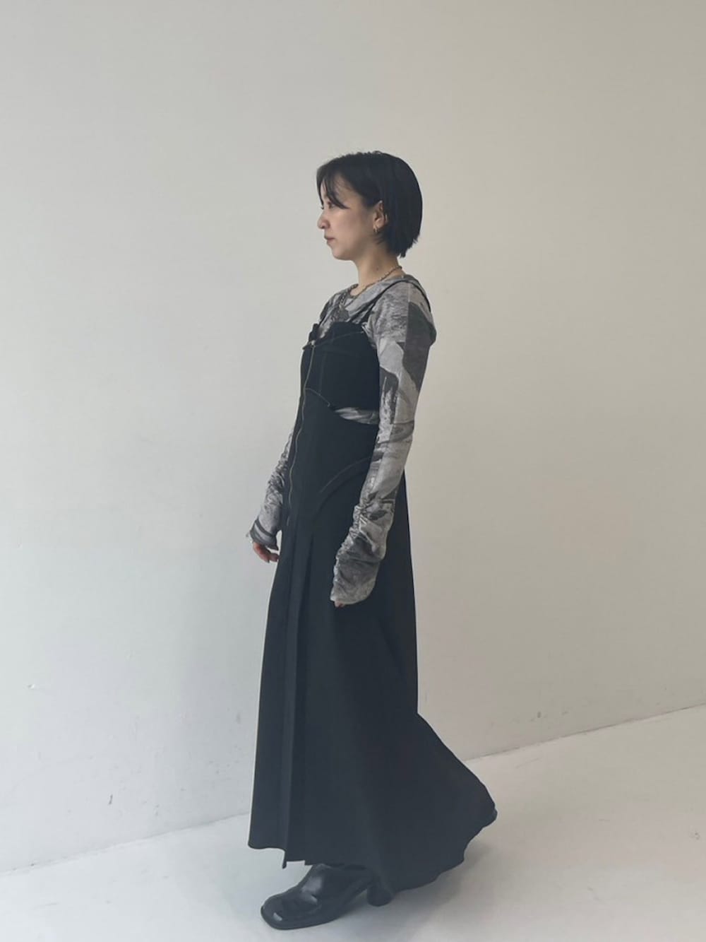「UNITED TOKYOのサイドスリットキャミワンピース（ワンピース、ブラック系）」を使った、UNITED TOKYO STAFFさん（レディース・150cm）の秋コーディネートの2枚目の写真