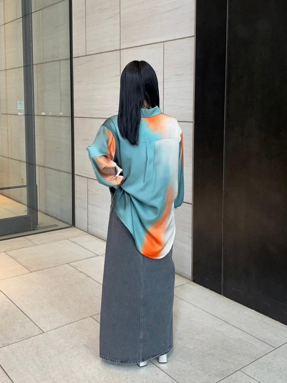 グリーン系のシャツ/ブラウス、ブラック系のデニムスカートを着用したレディースの春コーディネートの3枚目の写真