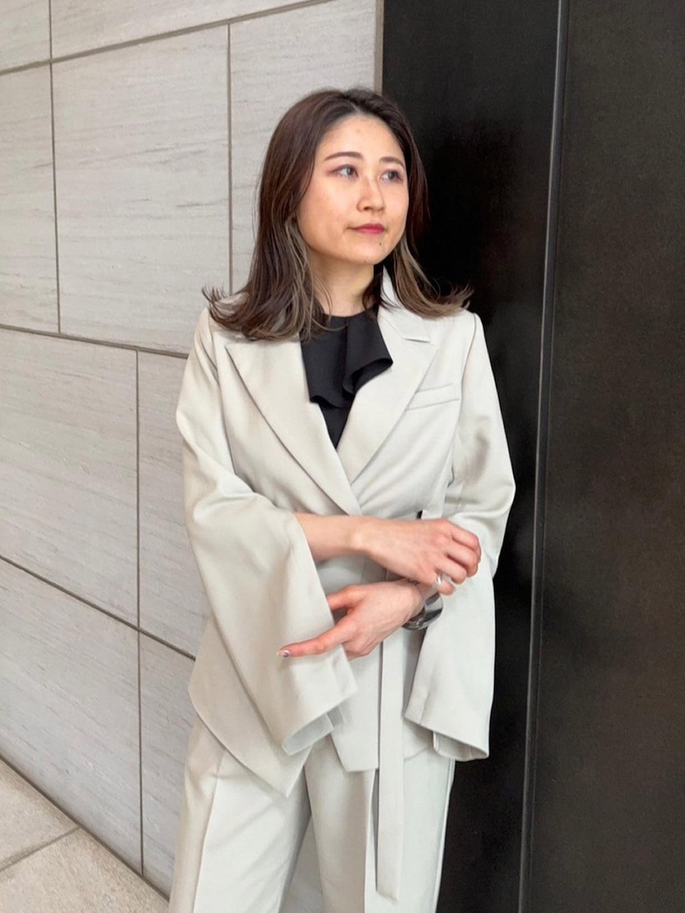 ベージュ系のセットアップ、ベージュ系のスラックスを着用したレディースの春コーディネートの5枚目の写真